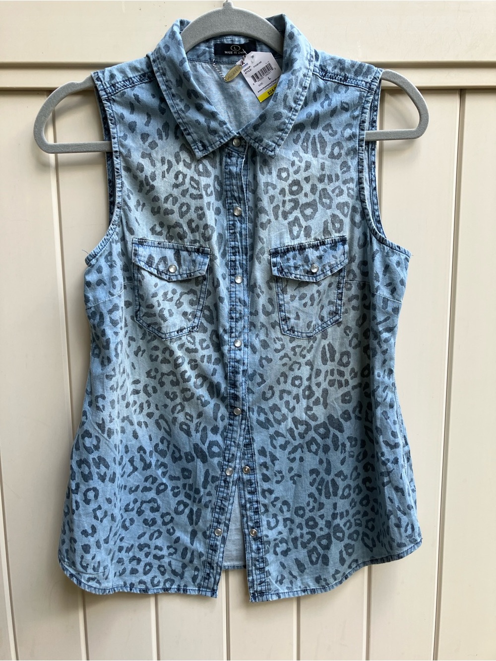 mountain chic Cheetah chambray sleeveless snap front top cowgirl western L NWT